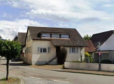 Einfamilienhaus mit Ladengeschäft und Nebengebäuden in Ortskernlage von Müllheim
