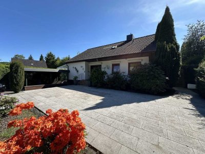 Vollmöbliert! Großes Einfamilienhaus mit Indoorpool, Sauna, XXL-Garten & Carport