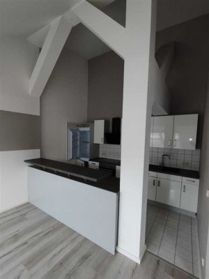 Moderne DG 4-Zi. mit offener Küche, EBK, Kamin, Laminat und SP mgl.!