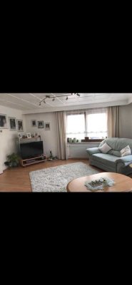 Attraktive und gepflegte 6-Raum-Maisonette-Wohnung mit Balkon und Einbauküche in Gersthofen