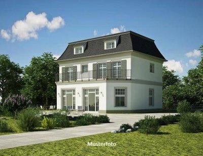 Villenartiges Einfamilienhaus mit Garage und Garten