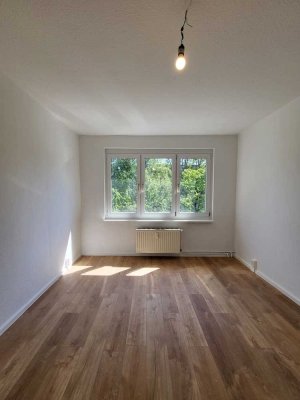 *Lichtdurchflutet & modern* 3-Raumwohnung + Tageslichtwannenbad + Einbauküche als Option!