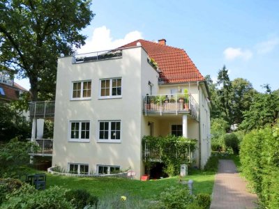 Gepflegte Wohnung in Traumlage mit vier Zimmern und 146,68 m², zwei Balkonen und EBK in Kleinmachnow