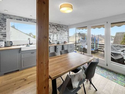 Stilvolle Dachgeschosswohnung mit Eichenparkett, Dachterrasse & Smart-Home-Komfort in Zündorf