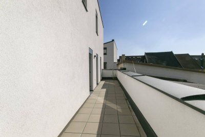 ERSTBEZUG: Innenstadtreihenhaus mit 2 Terrassen und Garten