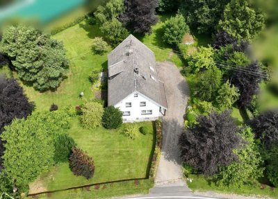 Solides, freistehendes Einfamilienhaus mit hervorragendem Potential zum Sanieren oder Neubau