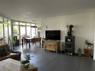 Exklusive, modernisierte 5-Raum-Maisonette-Wohnung mit geh. Innenausstattung mit Balkon und EBK