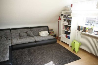 Schöne und gepflegte 3,5-Zimmer-Dachgeschosswohnung mit geh. Innenausstattung mit Balkon