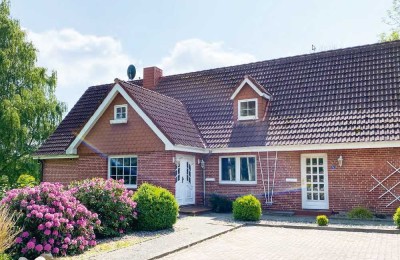 5-Zimmer-Wohnhaus mit Souterrain und separater Wohneinheit am Dorfrand von Kükels