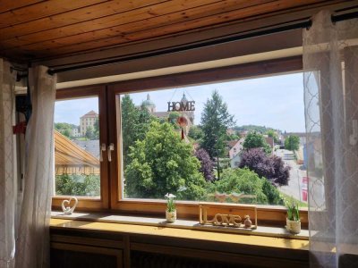 Helle 3-Zimmer-Wohnung mit Lift, Balkon, Einbauküche und zwei Stellplätzen
