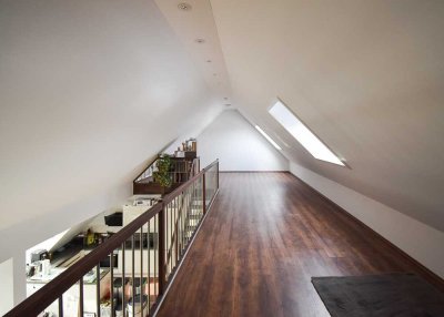 Einmalige 3-Zimmer-Galeriewohnung mit Carport und Einbauküche in Augsburg-Inningen