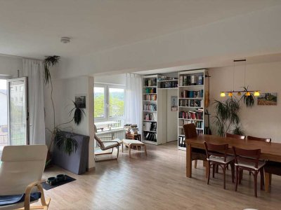 Großzügige, helle 3,5-Zimmer-Wohnung in ruhiger Lage mit Balkon u. Parkplatz