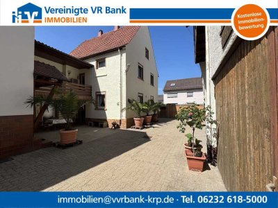 Ansprechendes Vorderhaus auf großem Hofgrundstück