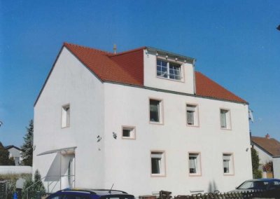 Sanierte Wohnung mit Balkon und Küchenraum: Schöne 3-Raum-Wohnung auf zwei Etagen