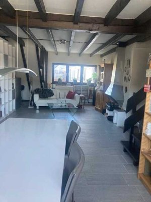 Exklusive 2-Raum-DG-Maisonette-Wohnung mit Terrasse und Einbauküche in Düsseldorf