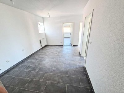 Neu Renovierte 2 Zimmer - Wohnung in zentraler Lage, 100 Meter zur S-Bahn