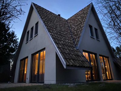 Interessantes Architektenhaus mit Kamin, Sauna, 3 SZ, 2 Bäder, nur wenige Schritte zum Wasser