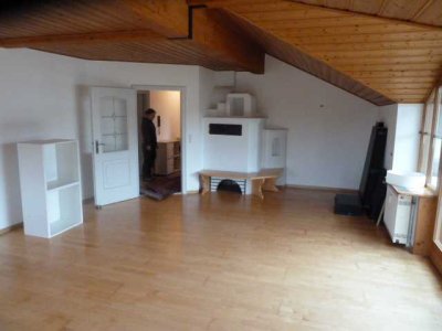 Schöne und gepflegte 4-Zimmer-Dachgeschosswohnung mit gehobener Innenausstattung, EBK in Übersee