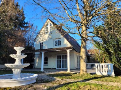 Freistehendes Einfamilienhaus mit großem, idyllischem Garten und Doppelgarage
