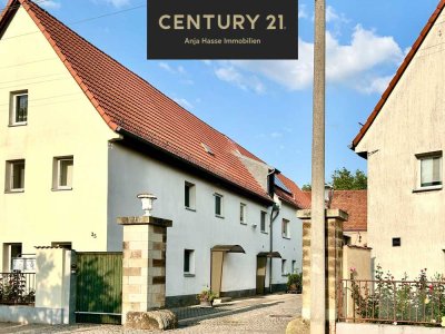 Hofidylle: historische Doppelhaushälfte auf Dreiseitenhof