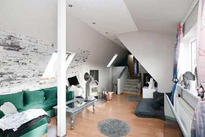Lage: Helle Dachgeschosswohnung mit Stellplätzen und Gartenanteil!