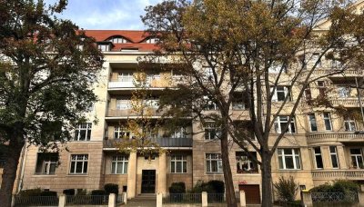 "Historischer Charme trifft Moderne – 4-Zimmer-Wohnung mit zwei Balkonen"