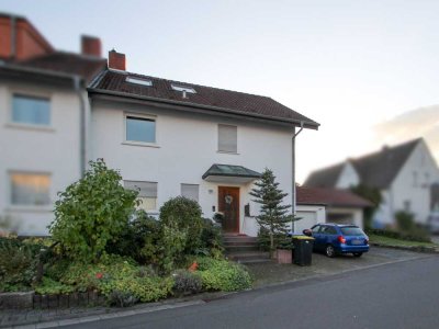 RESERVIERT: Wohnen mit Blick auf die Liobakirche: Doppelhaushälfte mit Garage in Petersberg