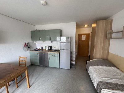 Voll ausgestattete Wohnung mit Balkon.