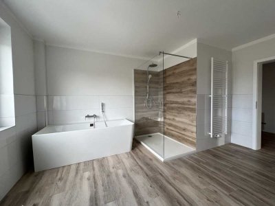 DIREKTE HAFENLAGE !  Komplettsaniert! Fahrstuhl, Balkon, Garten und Carport