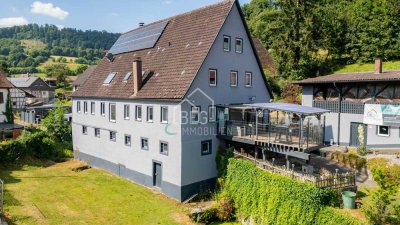 Großzügiges Einfamilienhaus mit Nebengebäuden in naturnaher Lage