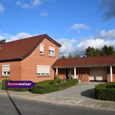 Traumhaftes Einfamilienhaus trifft auf nachhaltiges Holzwohnhaus – auf großem Grundstück!