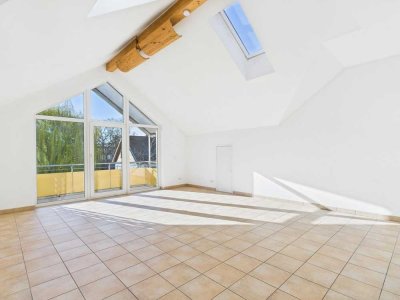 Moderne Dachgeschosswohnung mit Balkon und Blick ins Grüne