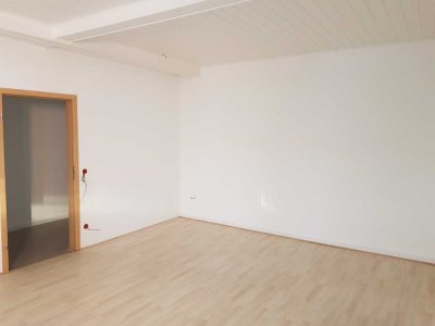 Schön renovierte Altbau-Wohnung im Erdgeschoss mit 3 Zimmern und EBK im Herzen von Hochheim