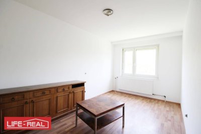 Großzügige 4-Zimmer-Wohnung mit Loggia und Stellplatz – Potenzial zur Sanierung vorhanden