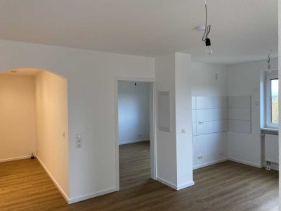 Stilvolles 2-Zimmer-Penthouse mit 33 m² Dachterrasse, Loggia und Fernblick in den Taunus