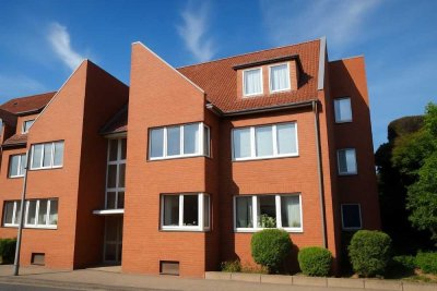 Gut geschnittene Erdgeschosswohnung mit Terrasse und Carport in der Blumlage!