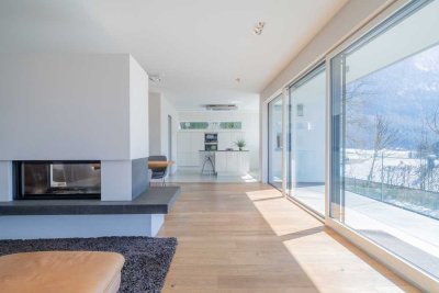 Architektur trifft Alpenblick: Exklusives Familiendomizil im Chiemgau mit Almhütte und Schwimmteich