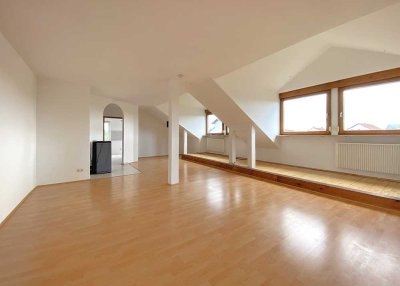 Helle 4-Zimmer-DG-Wohnung mit 106 m², Gartenanteil und Garage