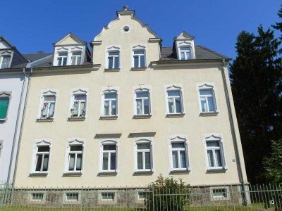 Neuer Laminatboden! Ruhige 2-Zimmer-Dachwohnung mit Essküche und Badewanne * Gartennutzung möglich