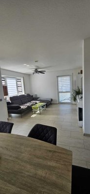 Freundliche Wohnung mit gehobener Innenausstattung mit Balkon und EBK in Meckenbeuren
