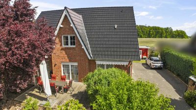 Friesengiebelhaus mit 6 Zimmern in ruhiger Randlage - Blick über die Felder