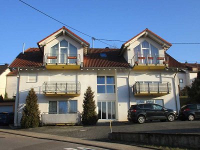 THALEXWEILER : Schöne 2 ZKB - Wohnung mit Küche, Stellplatz und Terrasse !