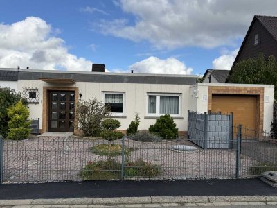 Top-Lage mit schönem Grundstück
1-Familien-Doppelhaus-Bungalow mit Garage