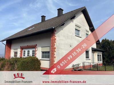 Malborn: Freistehendes Einfamilienhaus in idyllischer Umgebung mit gepflegtem Garten und zwei Garage