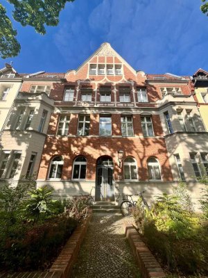 Traumhafte 4-Zimmer-Altbauwohnung mit großem Garten