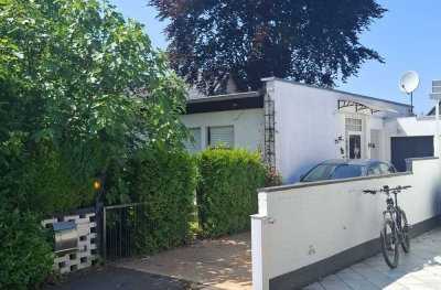 Schöner Bungalow im Dornröschenschlaf! 4 Zi, 100m² WF, GST 525m²,Garage und Keller in Niederkassel