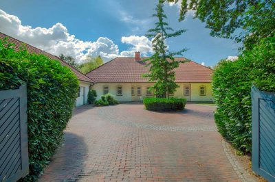 EIN JUWEL IN BESTER LAGE –
Exklusives Landhaus auf einem traumhaften Grundstück!