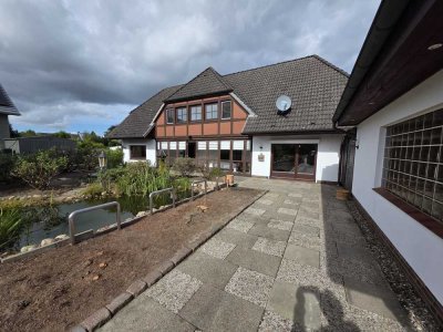 Einfamilienhaus mit Kachelofen, gr. Garten mit Zierteich und Garage und 2 Extra Stellplätzen
