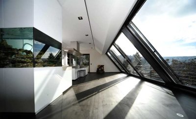 Eine schöne große Dachterrasse mit Loggia