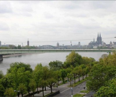 Rheinblick & Skyline – Zwei Wohnungen im 10. OG ,  noch unsaniert und vermietet. Mit Perspektive